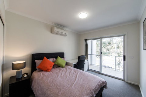 3BR Townhouse Double Garage Walk To Lake Ginninderra - Tweed Heads Accommodation 7