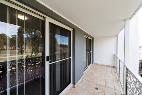 3BR Townhouse Double Garage Walk To Lake Ginninderra - Tweed Heads Accommodation 8