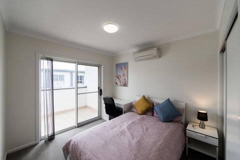 3BR Townhouse Double Garage Walk To Lake Ginninderra - Tweed Heads Accommodation 4