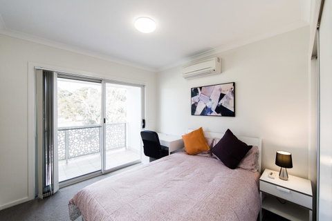 3BR Townhouse Double Garage Walk To Lake Ginninderra - Tweed Heads Accommodation 6