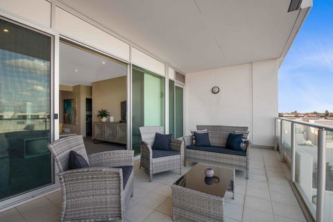 Port Adelaide Executive Waterfront Apartment - Tweed Heads Accommodation 24