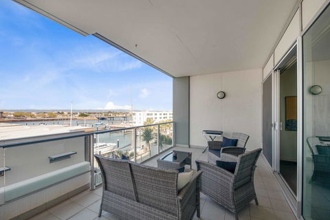 Port Adelaide Executive Waterfront Apartment - Tweed Heads Accommodation 25