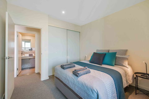 Port Adelaide Executive Waterfront Apartment - Tweed Heads Accommodation 3