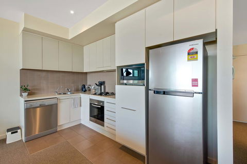 Port Adelaide Executive Waterfront Apartment - Tweed Heads Accommodation 6