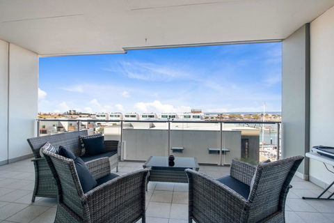 Port Adelaide Executive Waterfront Apartment - Tweed Heads Accommodation 23