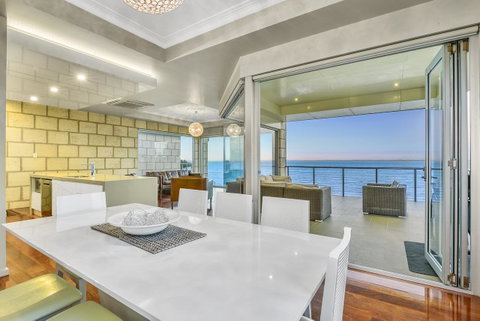 Aloha Waterfront Properties - Tweed Heads Accommodation 9