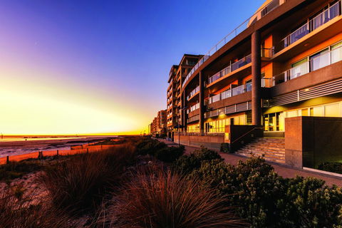 Oaks Glenelg Plaza Pier Suites - Tweed Heads Accommodation 0