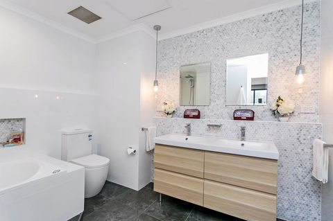Heart Of Glenelg BnB - Tweed Heads Accommodation 3