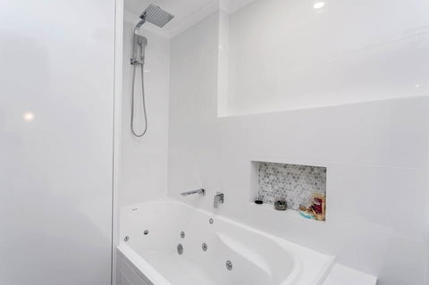 Heart Of Glenelg BnB - Tweed Heads Accommodation 4