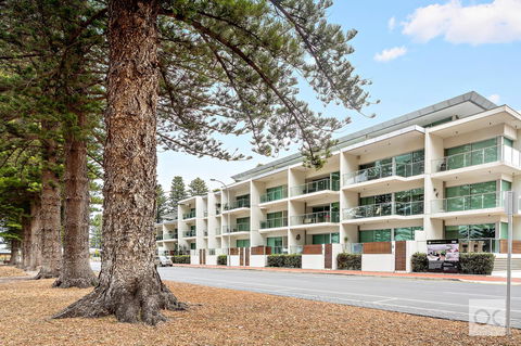 Breeze Beachfront Apartment - Tweed Heads Accommodation 0