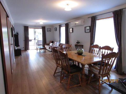 Lazy Days Cottage - Victor Harbor - Tweed Heads Accommodation 4