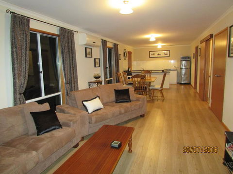Lazy Days Cottage - Victor Harbor - Tweed Heads Accommodation 17