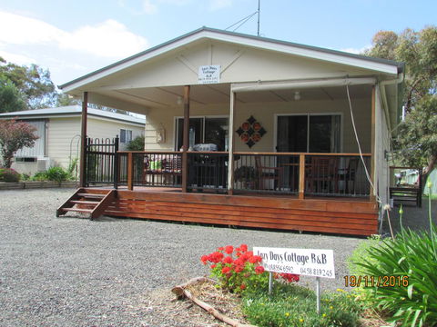 Lazy Days Cottage - Victor Harbor - Tweed Heads Accommodation 0