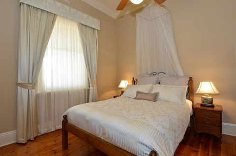 Trafalgar Premium Vintage Suites - Tweed Heads Accommodation 7