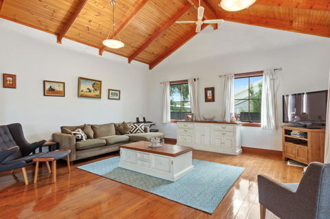 The Log Cabin - 47 Jetty Road - Tweed Heads Accommodation 4