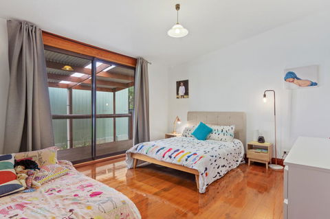 The Log Cabin - 47 Jetty Road - Tweed Heads Accommodation 11