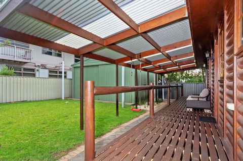 The Log Cabin - 47 Jetty Road - Tweed Heads Accommodation 9