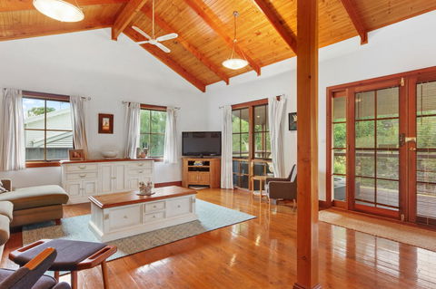 The Log Cabin - 47 Jetty Road - Tweed Heads Accommodation 1