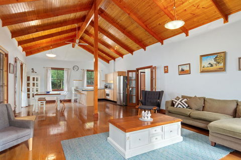 The Log Cabin - 47 Jetty Road - Tweed Heads Accommodation 8