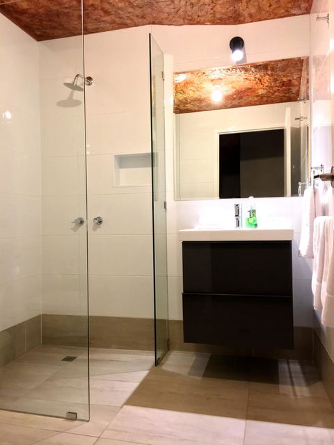 The Lookout Cave Underground Motel - Tweed Heads Accommodation 11