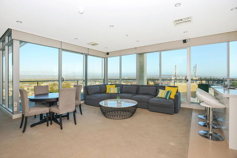 Glenelg Skyline Penthouse - Tweed Heads Accommodation 8