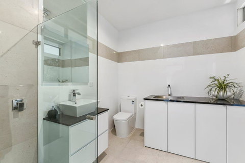 KENNEDY EXECUTIVE TOWNHOUSE - Tweed Heads Accommodation 5