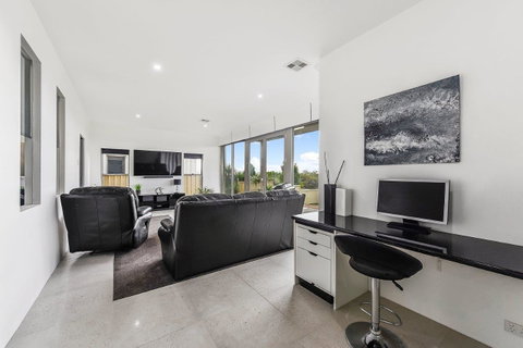 KENNEDY EXECUTIVE TOWNHOUSE - Tweed Heads Accommodation 16