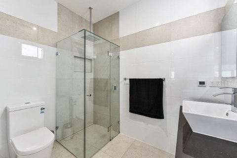 KENNEDY EXECUTIVE TOWNHOUSE - Tweed Heads Accommodation 7