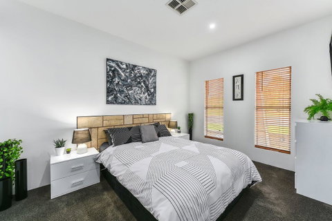 KENNEDY EXECUTIVE TOWNHOUSE - Tweed Heads Accommodation 4