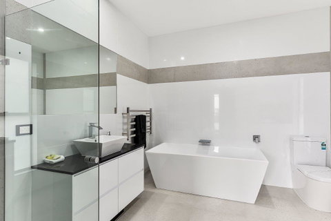 KENNEDY EXECUTIVE TOWNHOUSE - Tweed Heads Accommodation 1