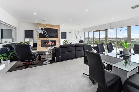 KENNEDY EXECUTIVE TOWNHOUSE - Tweed Heads Accommodation 19
