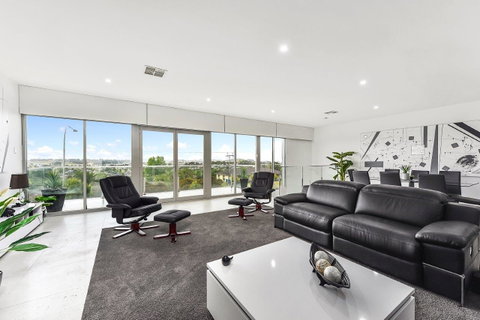 KENNEDY EXECUTIVE TOWNHOUSE - Tweed Heads Accommodation 13