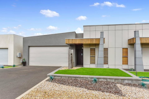 KENNEDY EXECUTIVE TOWNHOUSE - Tweed Heads Accommodation 9