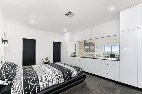 KENNEDY EXECUTIVE TOWNHOUSE - Tweed Heads Accommodation 11