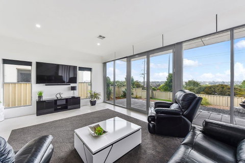 KENNEDY EXECUTIVE TOWNHOUSE - Tweed Heads Accommodation 18