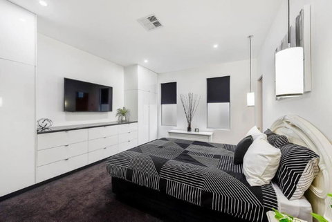 BENGALEE EXECUTIVE TOWNHOUSE- MODERN & STYLISH - Tweed Heads Accommodation 11