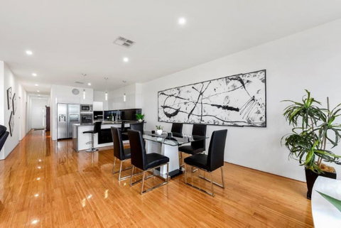 BENGALEE EXECUTIVE TOWNHOUSE- MODERN & STYLISH - Tweed Heads Accommodation 12