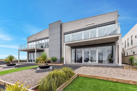 BENGALEE EXECUTIVE TOWNHOUSE- MODERN & STYLISH - Tweed Heads Accommodation 1