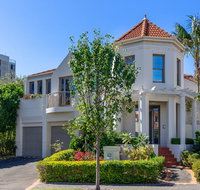 Kensington Self-Contained Modern House 89BROM - Tweed Heads Accommodation