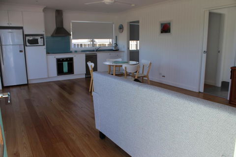 Red Waratah - Tweed Heads Accommodation 7