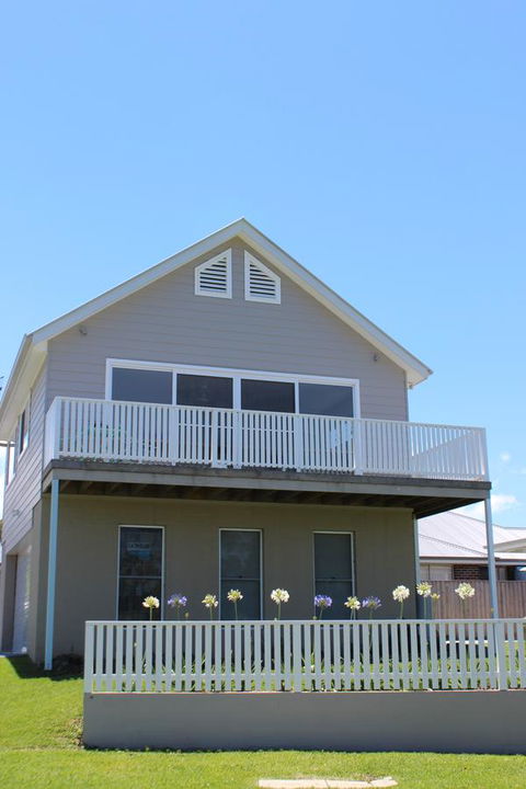 Red Waratah - Tweed Heads Accommodation 0