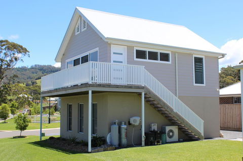 Red Waratah - Tweed Heads Accommodation 3