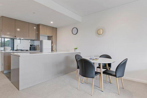 Stylish And Neat Two Bed Apartment In Wentworth Point - Tweed Heads Accommodation 3