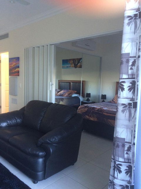 Nomikis\'On The Avenue - Tweed Heads Accommodation 14