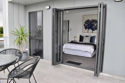 Brand New 2 Bed Apartment With Stunning City Views - Tweed Heads Accommodation 2
