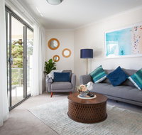 Bright Modern Apartment Steps From Beach and Ferry - Tweed Heads Accommodation