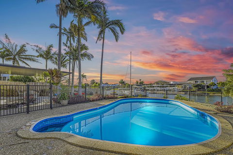 CANAL HOME NEAR MOOLOOLABA - Tweed Heads Accommodation 1