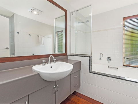 CASTWOOD VILLA No. 1 - Tweed Heads Accommodation 3