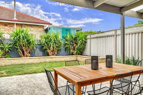 Character Home - Easy Tram To City - Tweed Heads Accommodation 3