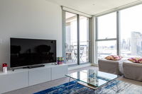 Chic Modern  Stylish.Stunning ViewsFree Parking